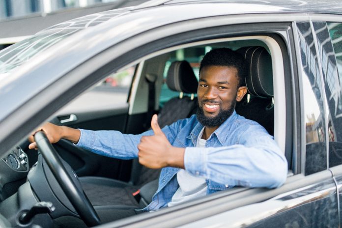 Hombre conduciendo carro