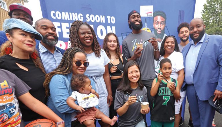 Alcaldesa Wu se une a la comunidad para celebrar renovación de la cancha de baloncesto en Dorchester.