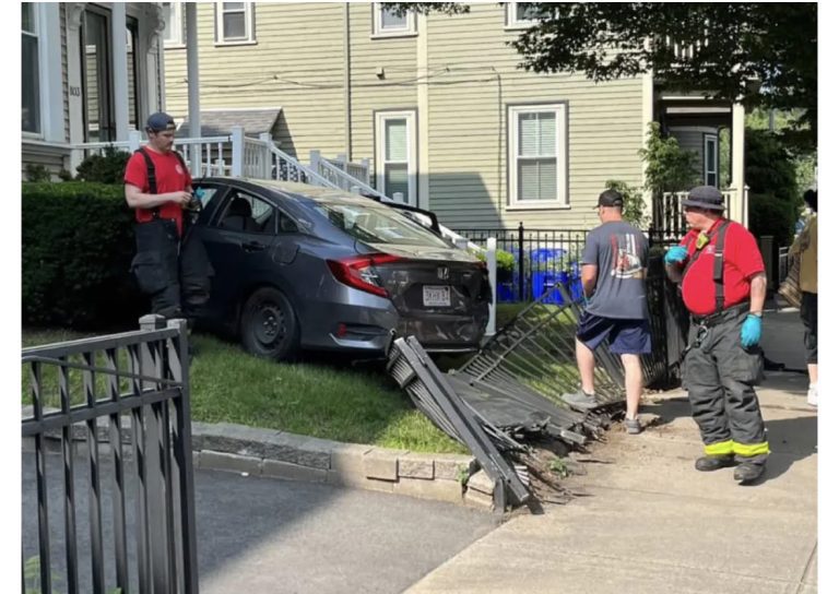 Concejala de Boston en problemas tras chocar un vehículo con documentos vencidos
