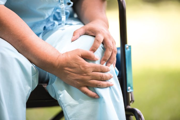 Mujer con dolor de rodilla