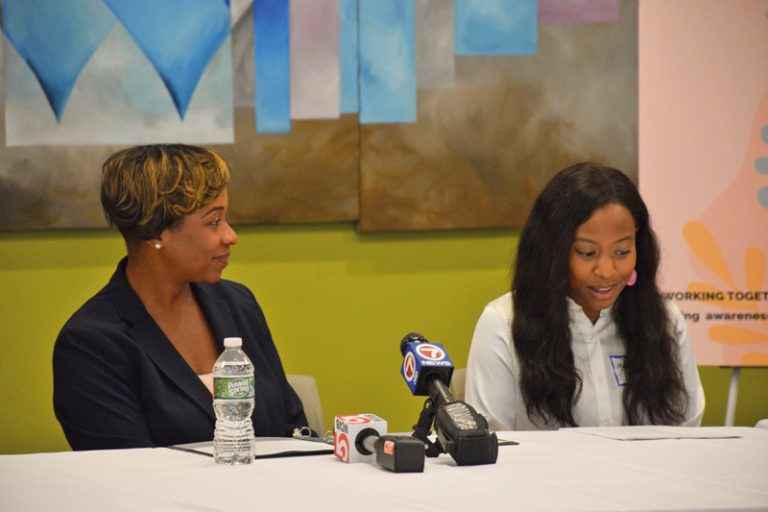 Andrea Campbell en reunion sobre salud maternal