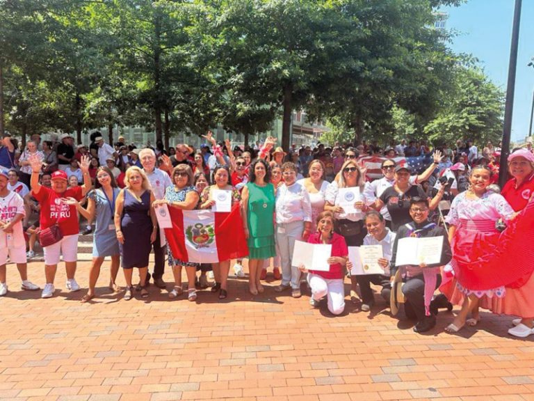 Peruanos celebran independencia en Boston