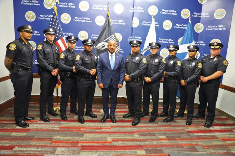 Siete nuevos oficiales se unen al Departamento de Policía de Lawrence
