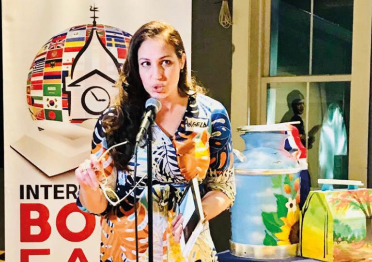 Angela Bianca Echavarria se propone como presidenta de la Feria Internacional del Libro de Lawrence