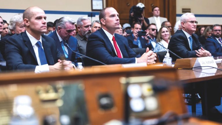 Tres militares retirados de las Fuerzas Armadas de los Estados Unidos testificaron en una audiencia de la Cámara de Representantes