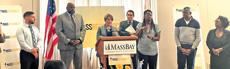 Gobernadora Healey lanza colegio comunitario gratuito