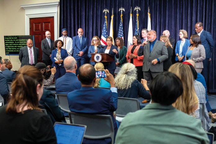 Maura Healey declara estado de emergencia, y pide apoyar a las familias inmigrantes.