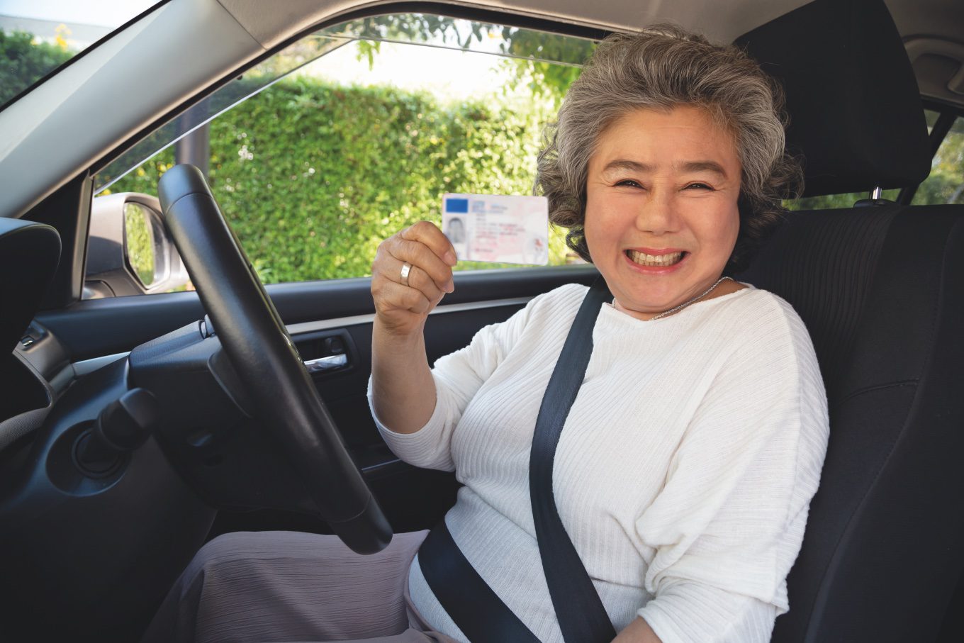 Mujer feliz con su primer licencia
