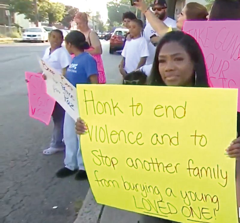 Decenas de padres y jóvenes se concentraron en el 163 de la calle Essex en Lynn con pancartas y gritos de protesta contra la violencia y el uso de armas. 
