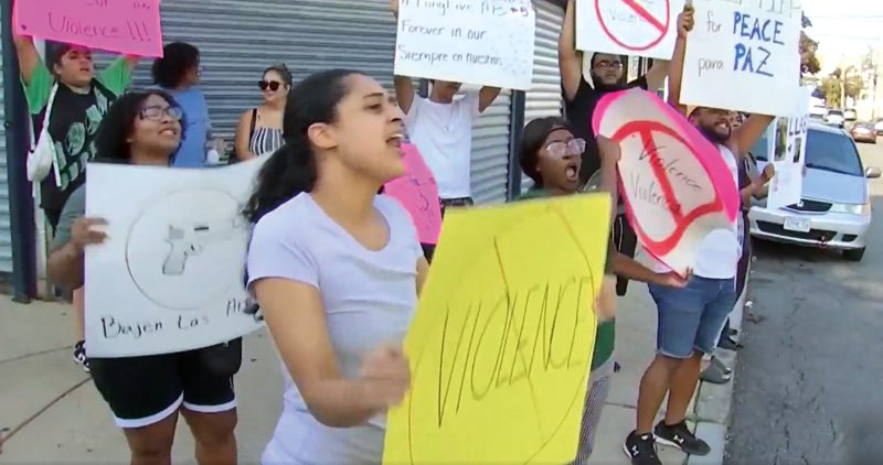 Decenas de padres y jóvenes se concentraron en el 163 de la calle Essex en Lynn con pancartas y gritos de protesta contra la violencia y el uso de armas. 
