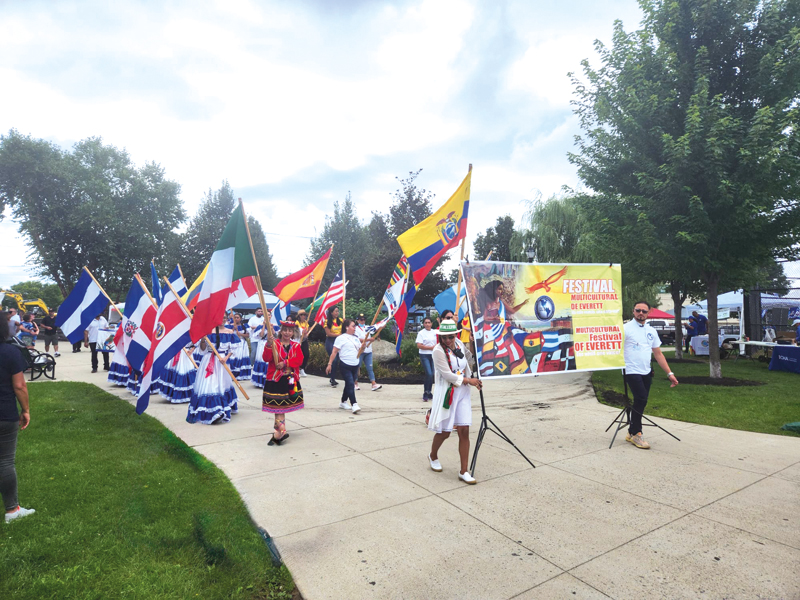 Banderas de los países latinoamericanos en el desfile del Festival Multicultural de Everett.