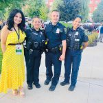 Cecy del Carmen con policias en Festival multicultural de Everett