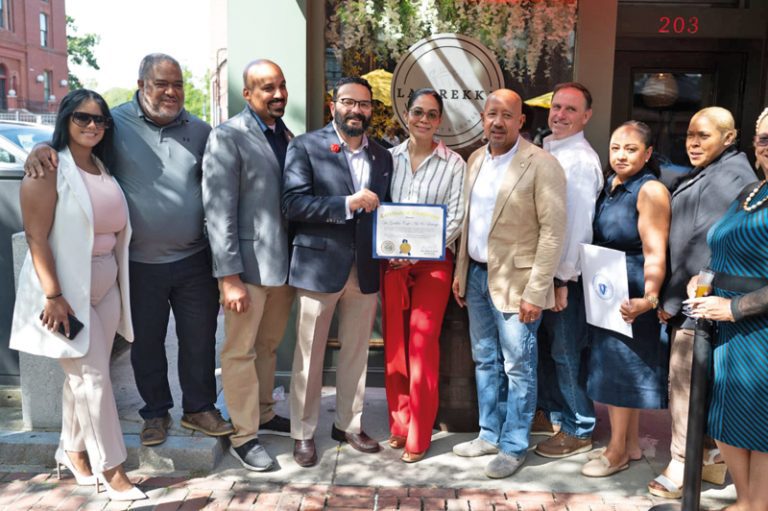Inauguración de La Grekka en Lawrence