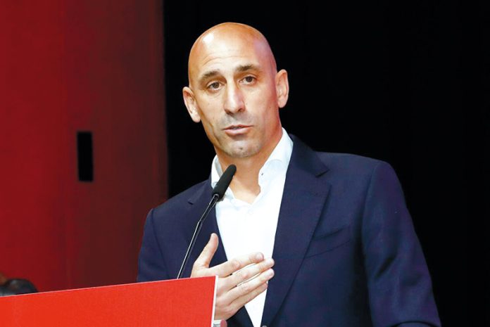 El presidente de la Federación Española de Fútbol, Luis Rubiales, interviene en una asamblea general extraordinaria de la institución, en Las Rozas, Madrid, el 25 de agosto de 2023.