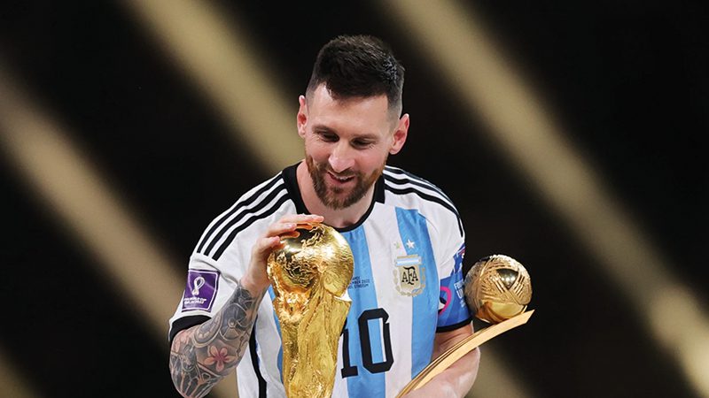 Messi con el trofeo del mundial 2022
