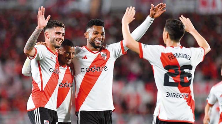 Jugadores de River plate celebran su partido ganado