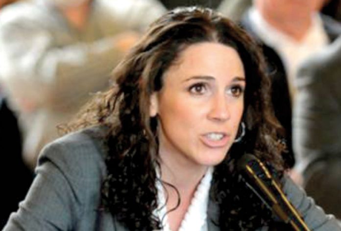 La auditora del estado de Massachusetts, Diana DiZoglio