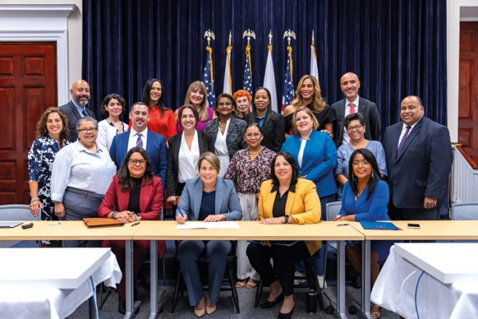 Gobernadora firma orden sobre el idioma