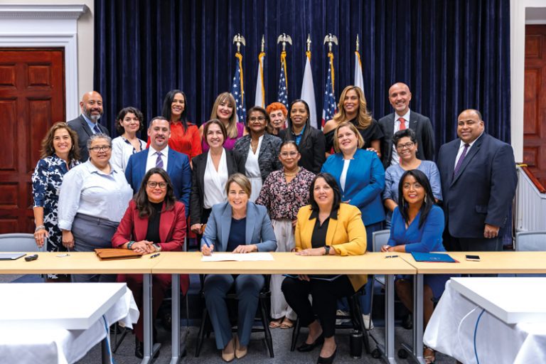 Gobernadora firma orden sobre el idioma
