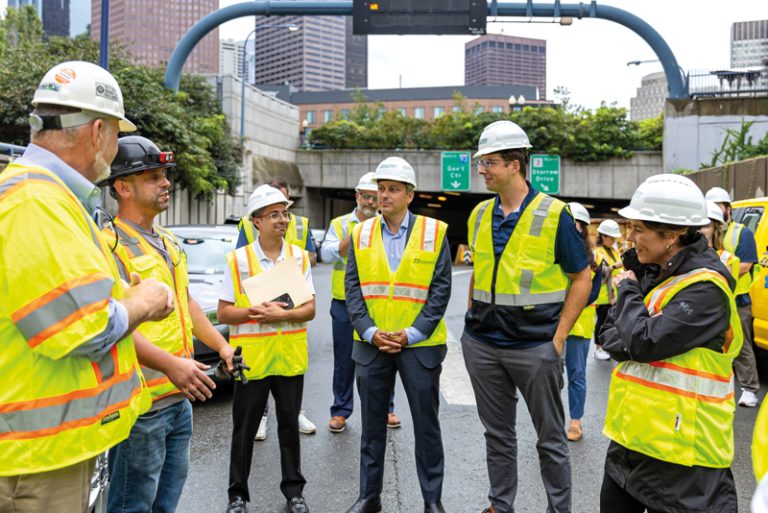 Trabajadores del estado abriendo el Sumner Tunnel