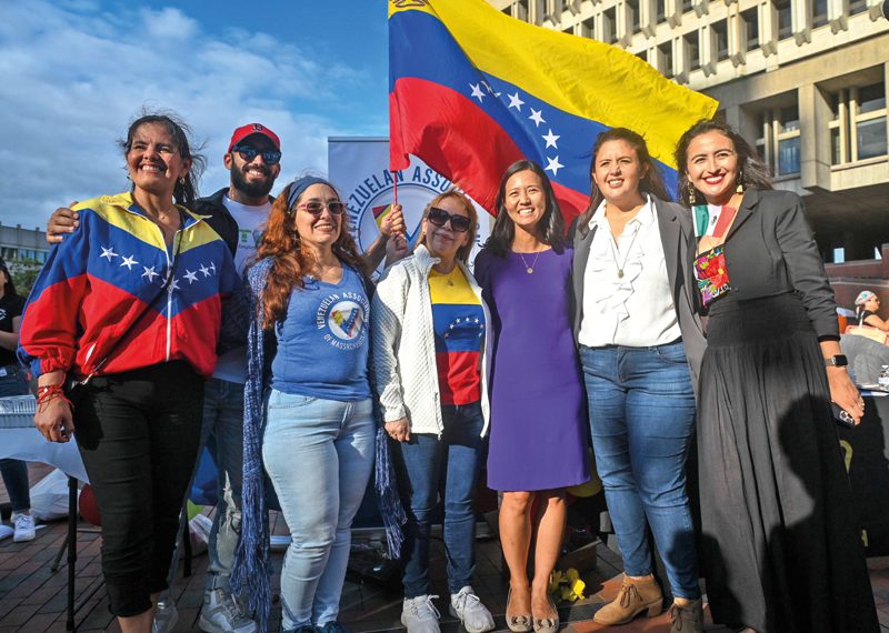 Gente celebrando la Mes de la Herencia Hispana
por todo lo alto en Boston