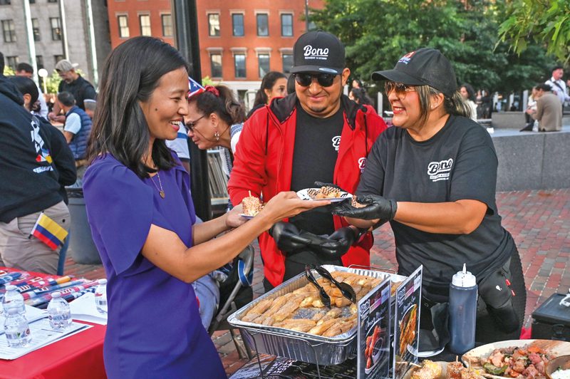 Gente celebrando la Mes de la Herencia Hispana
por todo lo alto en Boston