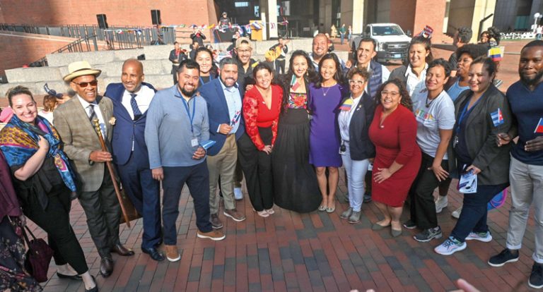 Gente celebrando la Mes de la Herencia Hispana por todo lo alto en Boston