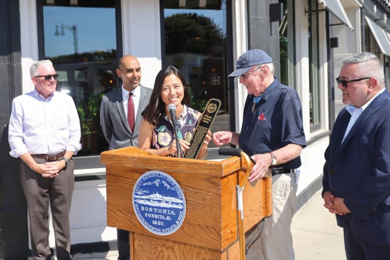 En honor al capitán Tom Kelley Alcaldesa Wu presenta mural