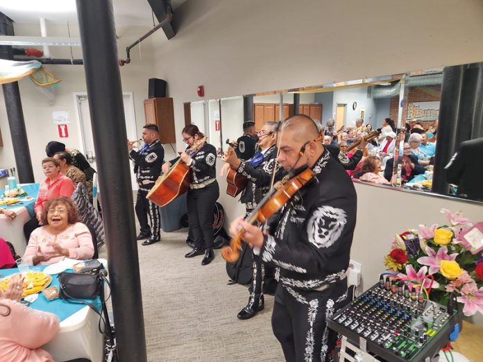 Celebran aniversario de Nuevo Dia con mariachis