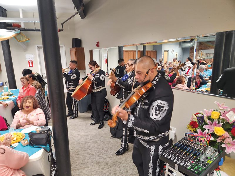 Celebran aniversario de Nuevo Dia con mariachis