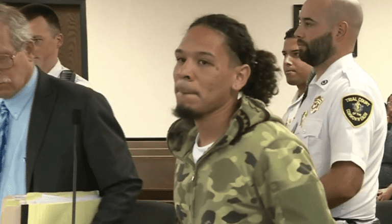 Acusan a hombre de intentar estrangular a su madre y escapar de hospital