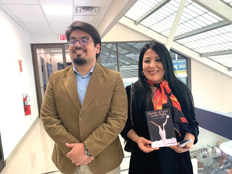 Poeta Marilu Herrera en la Feria del Libro de Lawrence con el vicecónsul peruano en Boston, Juan Covenas 