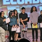 Jóvenes ganadores reciben reconocimiento en el opening.