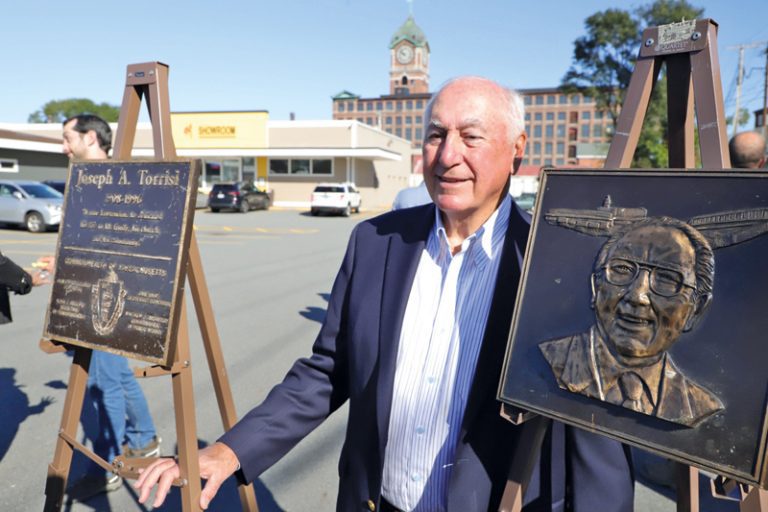 Lawrence rinde homenaje a Joseph Torrisi