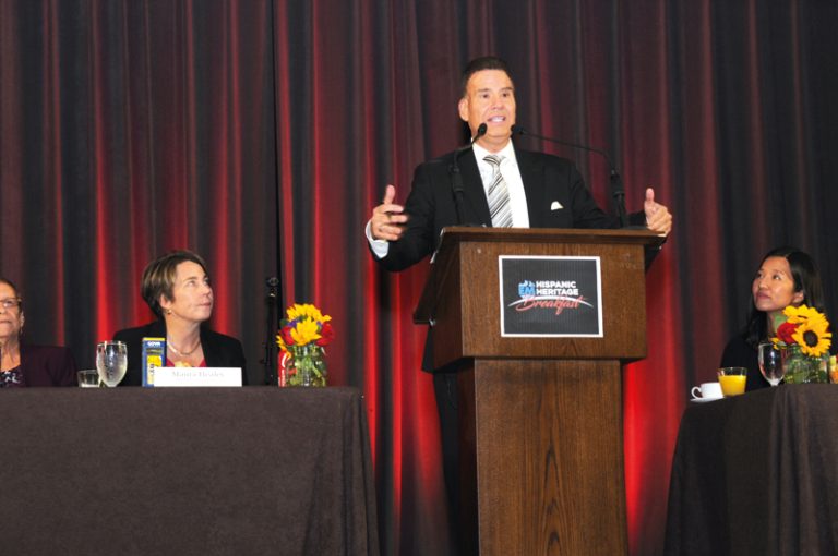 Alberto Vasallo III Dando su discurso en Desayuno de la Mes de la Herencia Hispana de El Mundo Boston