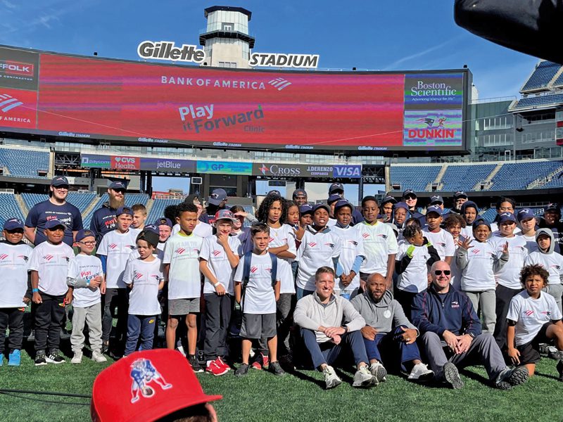 Clinica de futbol Americano con los Patriots y Boys and Grils club de Boston