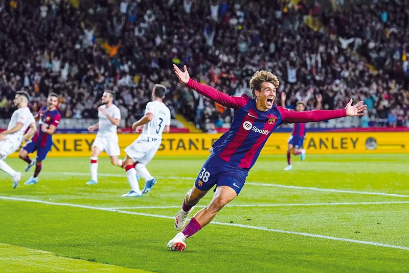 Marc Guiu, 17 años, jugador del juvenil del Barça que entró en la convocatoria por las numerosas bajas de los azulgranas hizo su debut en LaLiga en el minuto 79 y el primer balón que tocó como jugador de la élite -a los 33 segundos de entrar en el campo- le dio la victoria a su equipo.