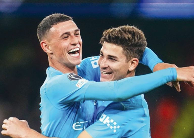 Julian Alvarez y Phil Foden celebrando