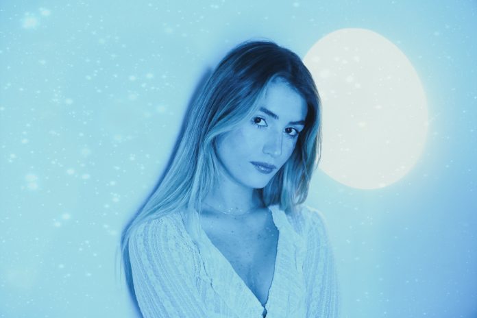 Alessandra Aguirre, artista con lazos a Boston, brilla con el estreno de su más reciente sencillo titulado "Estrellas"