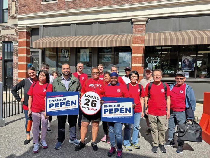 Grupo apoyando a Enrique Pepén