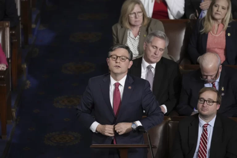 Republicanos eligen a Mike Johnson como presidente de la cámara baja