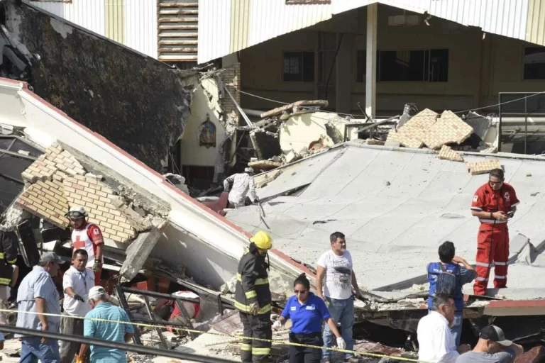 Se desploma el techo de una iglesia del norte de México; hay al menos 10 muertos y 60 heridos