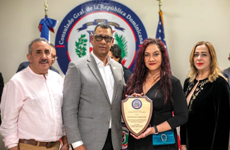 Unos 12 artistas dominicanos muestran sus obras en el Consulado dominicano en Jamaica Plain.