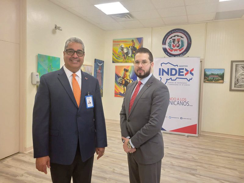 Director de INDEX-Boston Oscar Guerrero y vicecónsul dominicano Michael De Jong.
