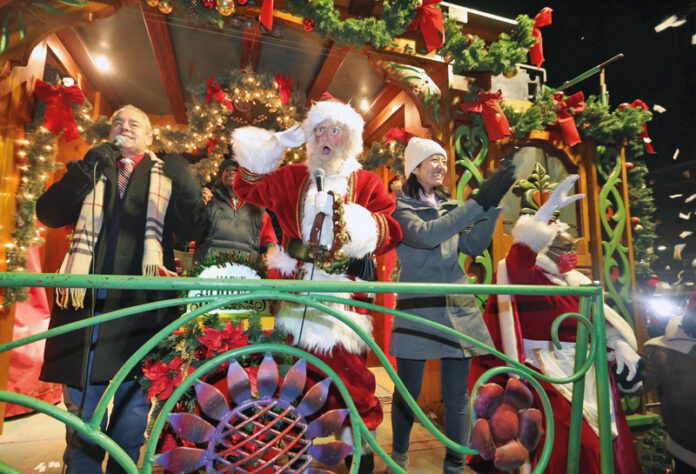 Alcaldesa Wu enciende árboles navideños