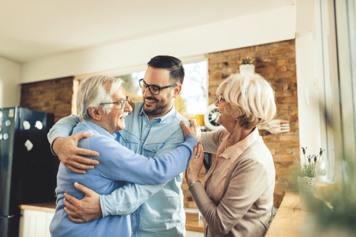 Familia abrazándose
