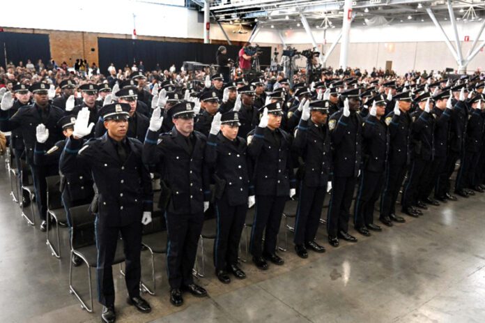 Se gradúa la clase más diversa de la policía