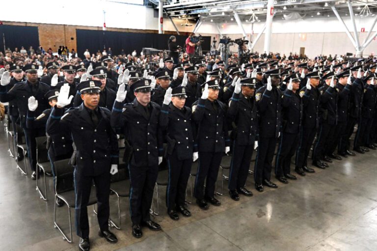 Se gradúa la clase más diversa de la policía