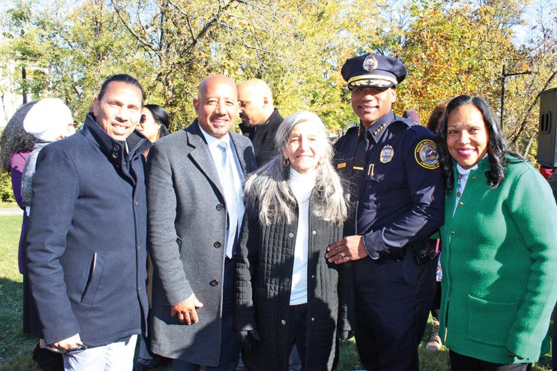 Iniciativa del alcalde Brian DePeña recibe el aplauso de toda una comunidad por rededicar el parque “Immigrant Place” a quien muchos llaman la “Madre de Lawrence” por dedicar su vida a defender la justicia social, abogar por la educación y fomentar la inclusion.
