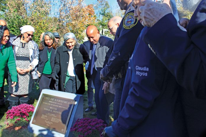Iniciativa del alcalde Brian DePeña recibe el aplauso de toda una comunidad por rededicar el parque “Immigrant Place” a quien muchos llaman la “Madre de Lawrence” por dedicar su vida a defender la justicia social, abogar por la educación y fomentar la inclusion.